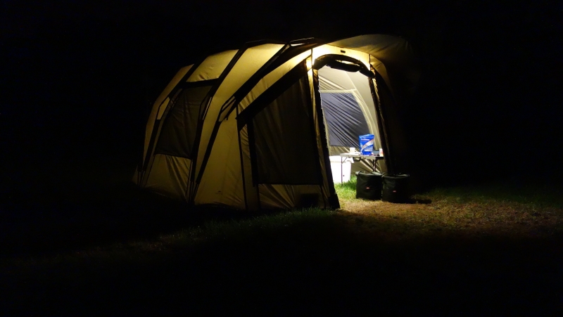 Dobrze wentylowany namiot JRC Quad 2G XXL mieści nas wszystkich bez najmniejszego problemu