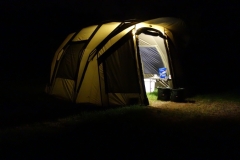 Dobrze wentylowany namiot JRC Quad 2G XXL mieści nas wszystkich bez najmniejszego problemu