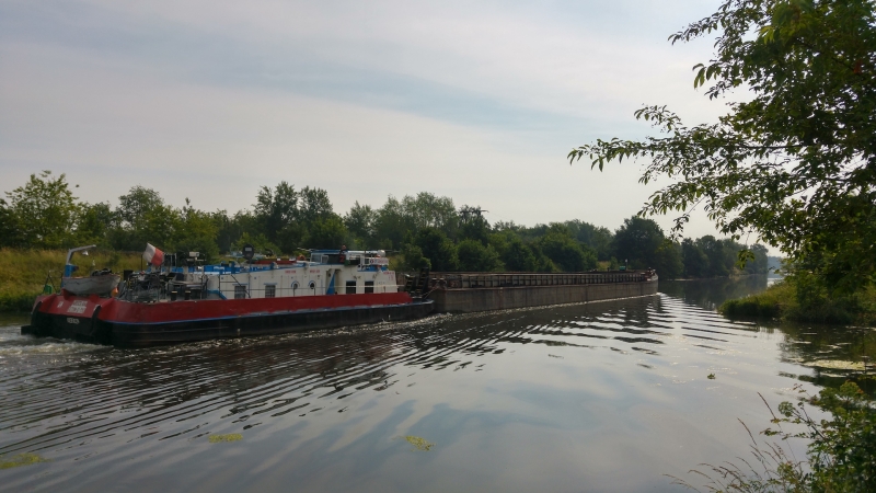 Na kanale regularnie odbywa się transport wodny, a ogromne barki płynące do portu w Gliwicach to codzienność